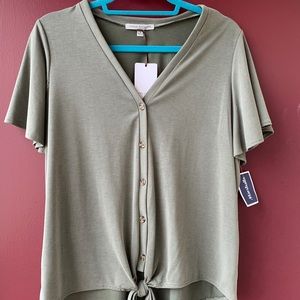 Short sleeve shirt tied